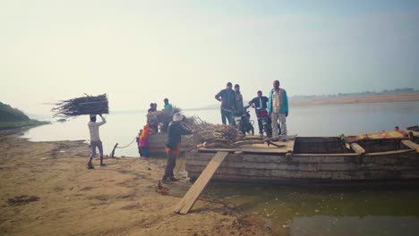 Dorfbewohner-Besteigen-Ihre-Holzsammlung-Auf-Einem-Traditionellen-Großen-Boot-Im-Chambal-Fluss-In-Der-Region-Morena-Dholpur-In-Indien