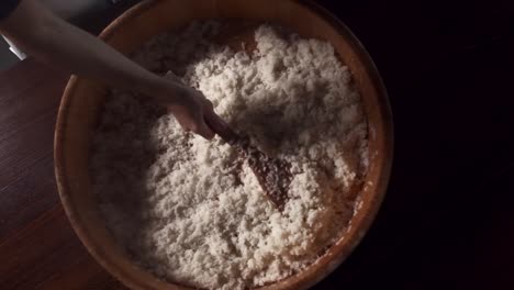 Koch-Dämpft-Reis-Auf-Traditionelle-Weise
