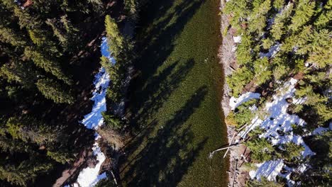 Vogelperspektive-Auf-Fluss,-Schnee-Und-Immergrüne-Bäume-In-Cle-Elum-Im-Bundesstaat-Washington