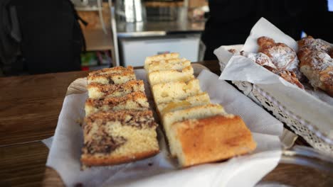 Verschiedene-Brotsorten-Präsentiert-In-Einem-Café-Intel-Aviv-Jaffa,-Israel---Nahaufnahme