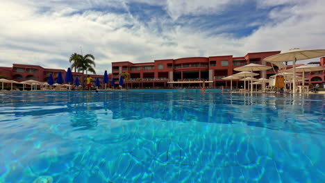 Piscina-Agua-Limpia-Lujo-Caro-Todo-Incluido-Resort-Hurghada-Egipto