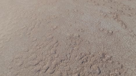 Clip-De-Drone-Que-Muestra-Una-Amplia-Extensión-De-Terreno-Seco-Y-Agrietado-En-El-Desierto-Del-Interior-De-Wa,-Australia