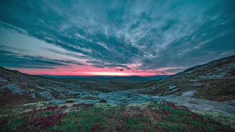 Dunkle,-Stürmische-Wolken-Im-Gegenlicht-Der-Untergehenden-Sonne-Hängen-über-Der-Rauen-Tundralandschaft