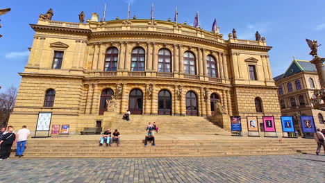 Menschen-Vor-Dem-Konzertsaal-Rudolfinum-In-Prag,-Tschechische-Republik