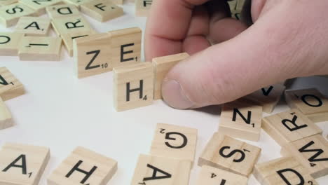 Neue-Wörter-Ze-Und-Hir-Sind-Alternative-Pronomen-Für-Er-Und-Sie,-Scrabble
