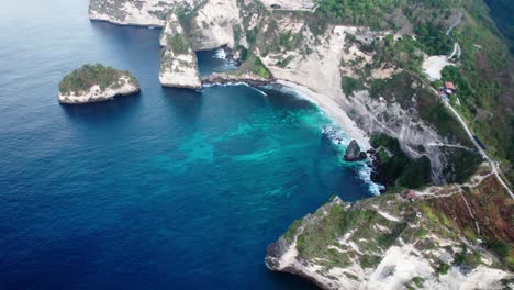 Acantilado-De-Atuh,-Diamond-Beach-Y-La-Isla-Batumategan-En-Nusa-Penida,-Bali,-Indonesia