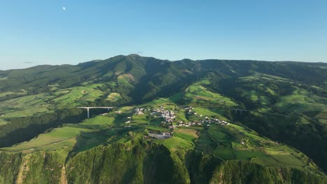 Panoramic-drone-view-of-remote-village-on-mountainside-of-Pico-da-Vara,-Azores