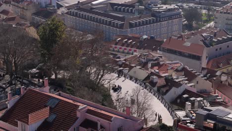 Luftaufnahme-Des-Stadtlebens-In-Lissabon,-Portugal,-Aus-Der-Vogelperspektive-Mit-Lebhaften,-Farbenfrohen-Gebäuden