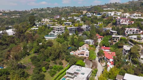 Toma-Aérea-Volando-Sobre-El-Lujoso-Barrio-De-Celebridades-De-Trousdale-Estates-En-West-Hollywood,-Beverly-Hills,-Gran-Mansión-Con-Piscinas-Infinitas-Debajo