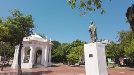 Park-Der-Bräutigame-Mit-Statue-Und-Pavillon,-Santa-Marta,-Kolumbien
