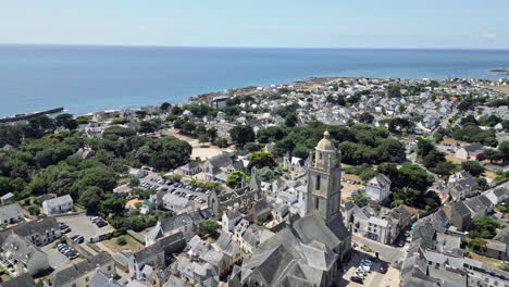 Kreisförmige-Verfolgungsantenne-Zeigt-Stadt-Mit-Kirchturm-Neben-Den-Salzwiesen-Von-Guérande