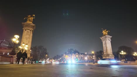 Tráfico-De-Coches-Y-Gente-En-El-Puente-Pont-Alexandre-III,-París-De-Noche