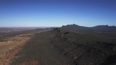 Luftaufnahme-Per-Drohne-über-Das-Weite-Land-Der-Flinders-Ranges,-Südaustralien