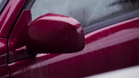 Espejo-Retrovisor-Mojado-Del-Coche-Rojo.-Fotografía-De-Cerca