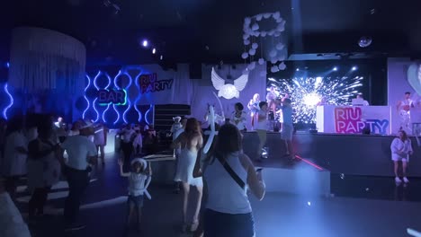 Partygäste-Tanzen-Bei-Einem-Lebhaften-Nachtclub-Event-Mit-Leuchtenden-Lichtern