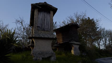 Hórreos-Tradicionales-Gallegos-Construidos-En-Granito-Y-Madera-Al-Atardecer