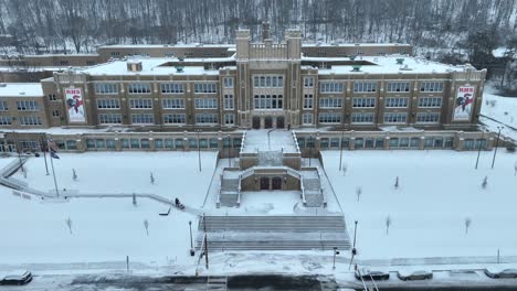 Große-High-School-In-Amerika-Mit-Schnee-Bedeckt