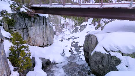 Puente-Aéreo-Flyunder-Eagle-Falls,-Desierto-De-Desolación,-Lake-Tahoe,-California