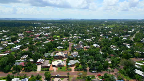 Luftdrohne-Eines-Wohnvororts-Im-Grauen-Darwin,-NT,-Australien,-Panoramaumlaufbahn-Von-Häusern-Mit-Dichtem-Baumbestand