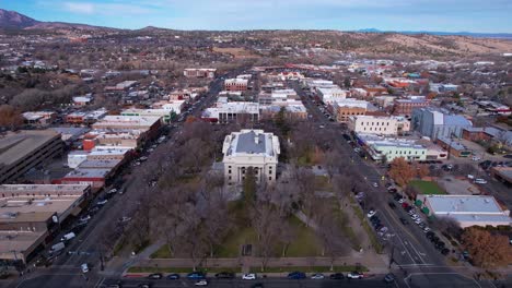 Aerial-View-of-Courthouse-Plaza-and-Building-in-Downtown-Prescott,-Arizona-USA