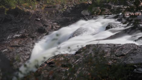 Una-Poderosa-Y-Tumultuosa-Cascada-Cae-En-El-Lecho-Rocoso-Del-Río-En-Medio-Del-Bosque-De-Verano.