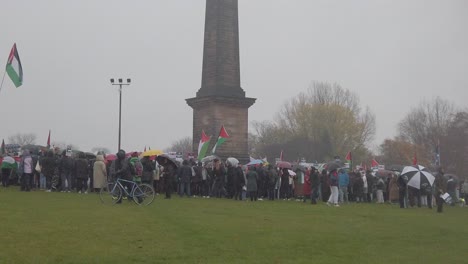 Cámara-Lenta-De-Un-Joven-Ciclista-Subiendo-Una-Ligera-Colina