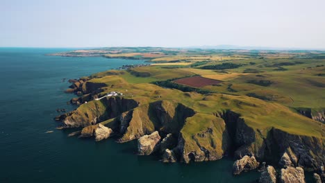 Volando-Alto-Sobre-Escocia-Y-Las-Islas-Británicas:-Las-Costas-Rocosas-De-St-Abbs-Head,-Emblemático-Monumento-Escocés-En-El-Mar-Del-Norte