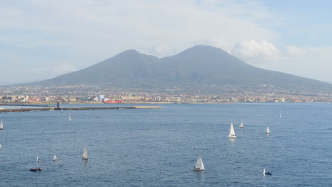 Segelboote-Im-Golf-Von-Neapel-Mit-Dem-Vulkan-Vesuv-Im-Hintergrund
