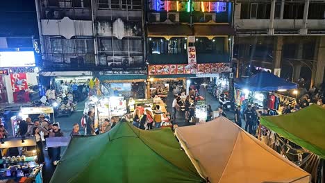 Zeitraffer-Des-Geschäftigen-Straßenmarkts-Der-Khao-San-Road-Mit-Einladenden-Straßengerichten-Und-Unterhaltungsmöglichkeiten-Wie-Kneipen-Und-Bars,-In-Denen-Einheimische-Und-Ausländische-Touristen-Zum-Spaß-Ausgehen.