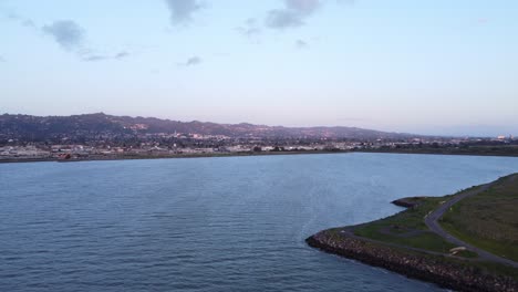 Rotierende-Luftaufnahmen-Der-Berkeley-California-Marina-Bei-Sonnenuntergang
