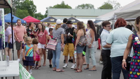 Menschenmassen-Versammeln-Sich-Zur-Jährlichen-Midmo-Pridefest-Feier-In-Columbia,-Missouri