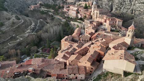 Luftdrohnenaufnahme,-Spinnflug,-über-Dem-Mittelalterlichen-Dorf-Albarracin,-Teruel,-Spanien