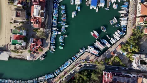 Vista-Aérea-De-Un-Puerto-Deportivo-Que-Exhibe-Barcos-Y-Yates-En-Huatulco,-Oaxaca,-Pacífico-Mexicano