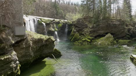 Eine-Lange-Einstellungsaufnahme-Des-Traunfall-Wasserfalls-In-Österreich,-Langsamer-Filmischer-Ansatz