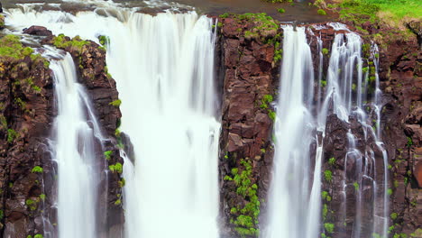 Timelapse-De-Cascadas-De-Iguazú,-Entre-Una-Pared-De-Rocas,-En-Un-Día-Soleado,-Foz-Do-Iguacu,-Paraná,-Brasil