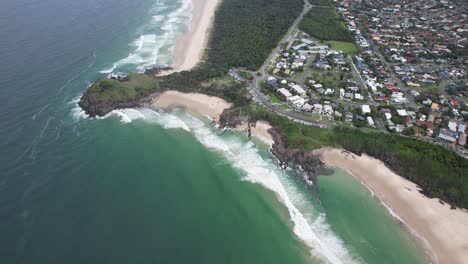 Luftaufnahme-Der-Landzunge-Und-Des-Strandes-Von-Norries-Entlang-Der-Korallenmeerküste-In-NSW,-Australien