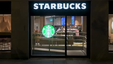 Kaffeehaus-Der-Amerikanischen-Multinationalen-Kette-Starbucks-Coffee-Chain-Während-Der-Nacht