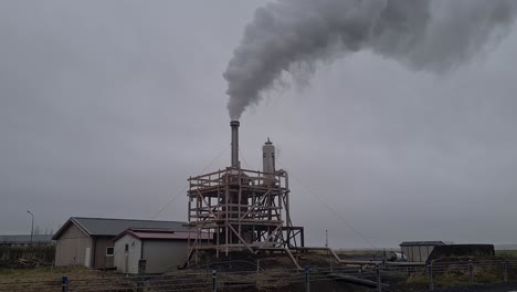Kleines-Geothermiekraftwerk-In-Der-Isländischen-Landschaft,-Gebäude-Und-Dampf
