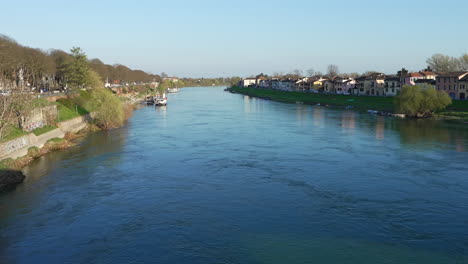 Panorama-Des-Flusses-Ticino-In-Der-Nähe-Von-Pavia-Und-Des-Festgemachten-Bootes-An-Einem-Sonnigen-Tag,-Lombardei,-Italien
