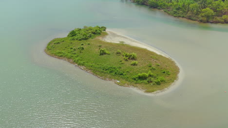 Pequeña-Isla-En-Un-Lago,-Masa-De-Tierra-Dentro-De-Un-Lago