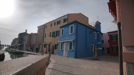 Vibrante-Esquina-Del-Canal-De-Burano-Con-Una-Casa-Azul-Brillante,-Italia