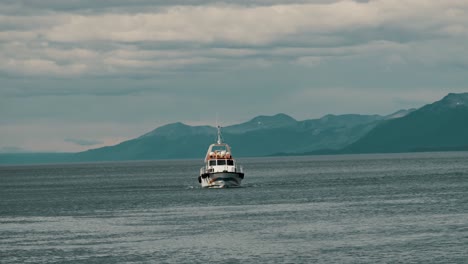 Boot-Segelt-über-Den-Beagle-Kanal-In-Der-Nähe-Von-Ushuaia-In-Feuerland-In-Argentinien,-Patagonien