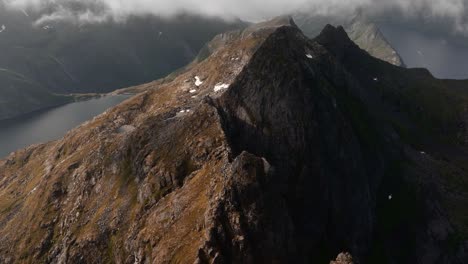 Luftaufnahme-Des-Segla-Bergs-über-Dem-Himmel,-Norwegen-Im-Sommer
