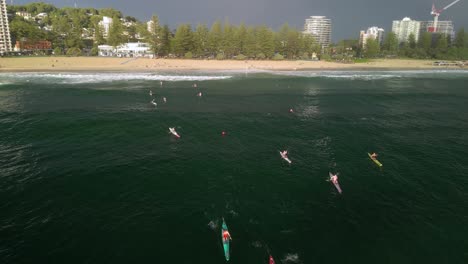Teilnehmer-Konkurrieren-In-Einem-Ozean-Surf-Skirennen-Bei-Einem-Australischen-Surf-Life-Saving-Carnival