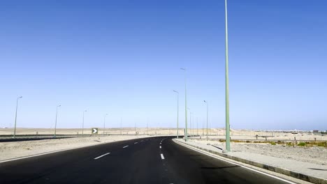 Fahren-Auf-Asphaltierter-Wüstenstraße-In-Hurghada,-Ägypten,-Naher-Osten