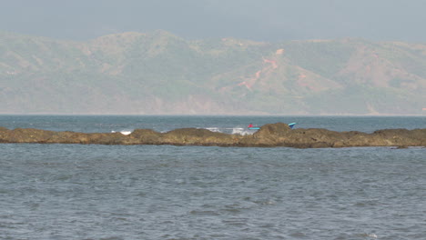 Toma-De-Seguimiento-De-Un-Barco-De-Mandíbula-Navegando-Por-La-Isla-Cébaco,-Veraguas.