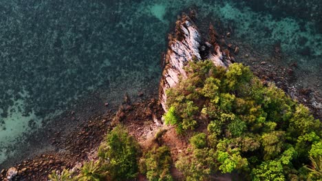 Vista-De-Arriba-Hacia-Abajo-De-La-Bahía-Rocosa