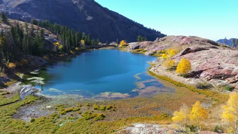 Luftaufnahme-über-Dem-Lake-Blanche-Im-Big-Cottonwood-Canyon-In-Utah,-Von-Touristen,-Die-Die-Wunderschöne-Landschaft-Beobachten