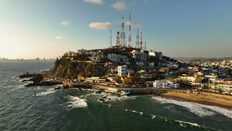 Paseo-Marítimo-Frente-Al-Mar-Malecón-De-Mazatlán,-Hora-Dorada-En-México---Vista-Aérea