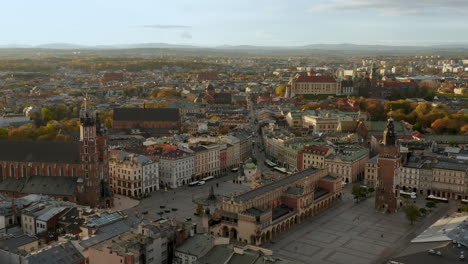 Panorama-De-La-Plaza-Principal-Iluminada-Suavemente-En-Cracovia,-El-Casco-Antiguo-Y-El-Castillo-Real-De-Wawel-En-La-Hermosa-Mañana,-Cracovia,-Polonia---Movimiento-Lento